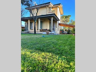 Villa in Vendita a Massa, zona Poveromo, 570'000€, 120 m², arredato