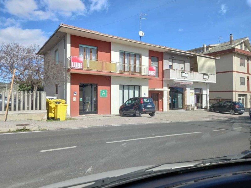 Attività commerciale in Vendita a Loreto Aprutino, 75'000€, 150 m²