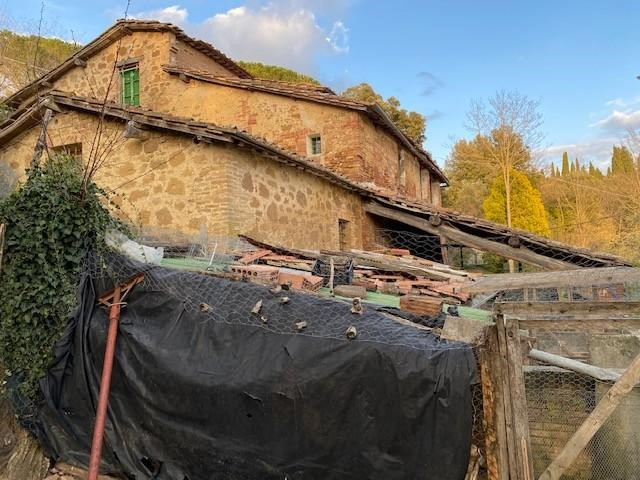 Casale in Vendita a Siena, 650'000€, 450 m²