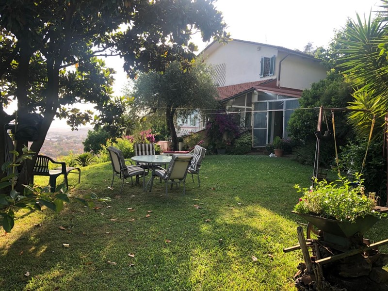 Villa in Vendita a Massa, 350'000€, 170 m², con Box