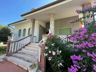 Casa Indipendente in Vendita a Montemarciano, zona Zona Ristorante delle Rose, 350'000€, 300 m², con Box