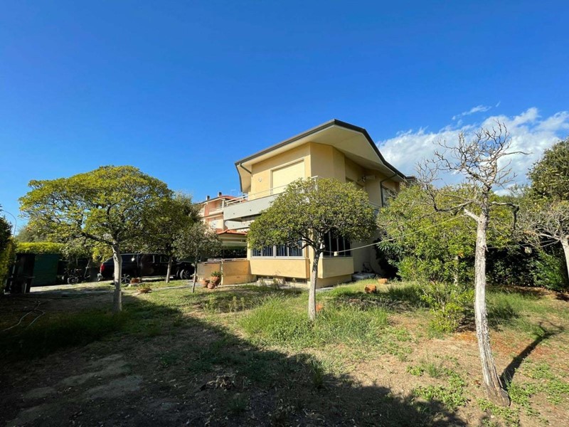 Villa in Vendita a Pietrasanta, zona Marina di Pietrasanta, 2'200'000€, 180 m², arredato
