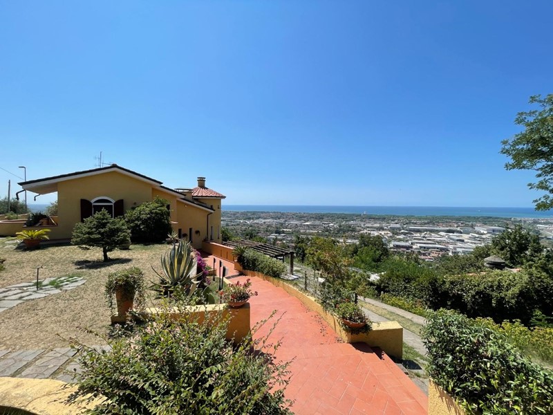 Villa in Vendita a Massa, zona Romagnano, 850'000€, 300 m², arredato