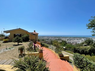 Villa in Vendita a Massa, zona Romagnano, 850'000€, 300 m², arredato