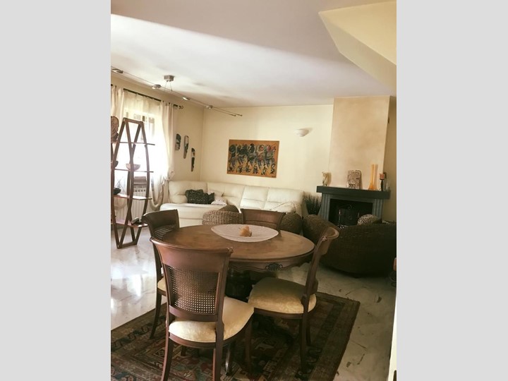 Villa in Vendita a Carrara, zona Avenza, 550'000€, 300 m², arredato