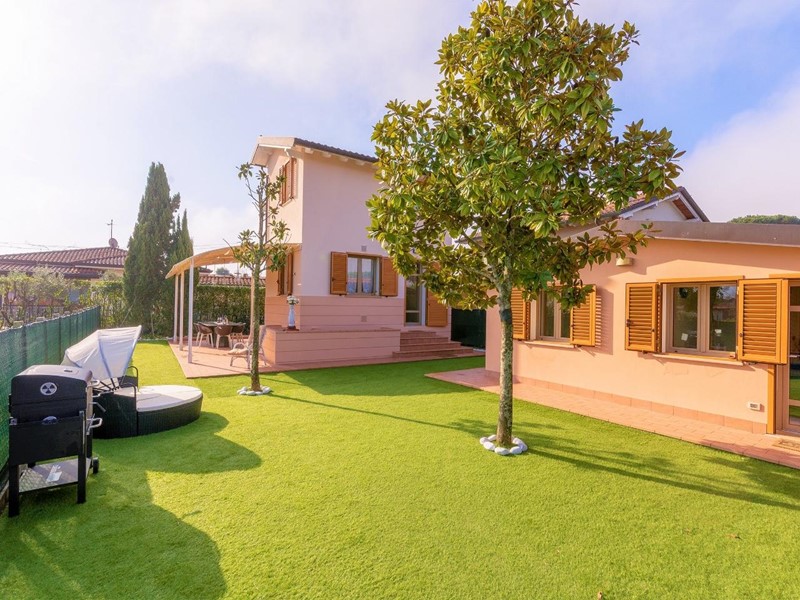 Villa in Affitto a Pietrasanta, zona Marina di Pietrasanta, 2'500€, 120 m², arredato