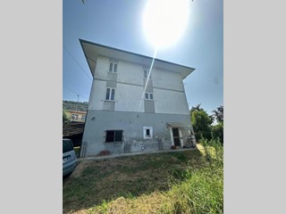 Casa Indipendente in Vendita a Montignoso, zona Cervaiolo, 350'000€, 200 m²