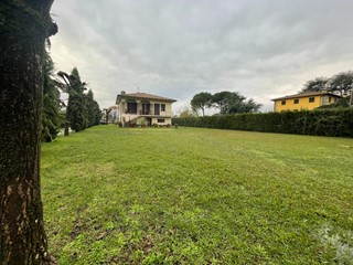 Casa Indipendente in Vendita a Capannori, zona Lammari, 480'000€, 300 m², arredato, con Box
