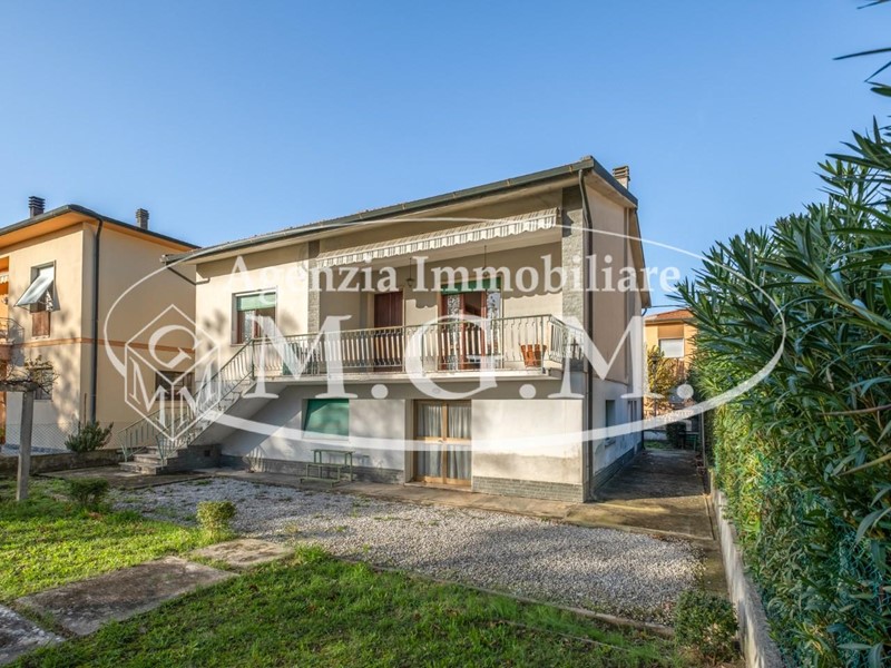 Casa Indipendente in Vendita a Calcinaia, 275'000€, 200 m², con Box