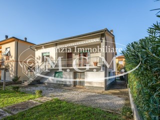 Casa Indipendente in Vendita a Calcinaia, 275'000€, 200 m², con Box
