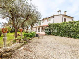 Casa Semi Indipendente in Vendita a Pontedera, zona La Borra, 315'000€, 190 m²