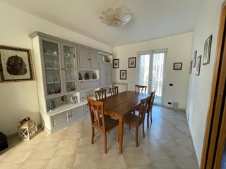 Casa Semi Indipendente in Vendita a Aulla, 450'000€, 800 m², arredato, con Box