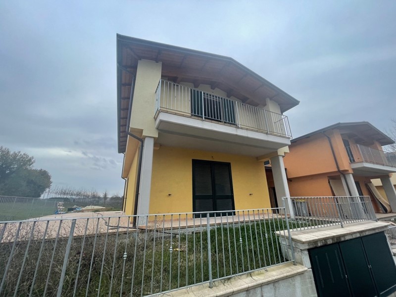Casa Semi Indipendente in Vendita a Perugia, 250'000€, 160 m², con Box