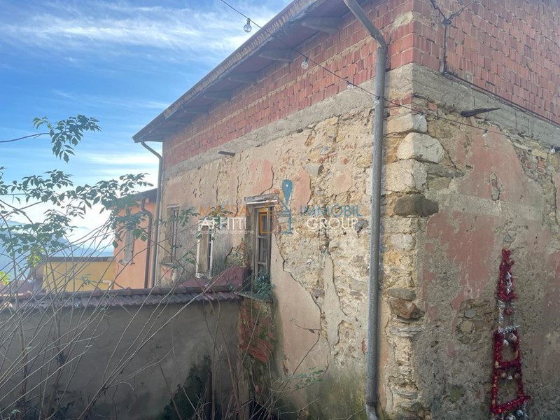 Casa Semi Indipendente in Vendita a Carrara, zona Fontia, 30'000€, 90 m²