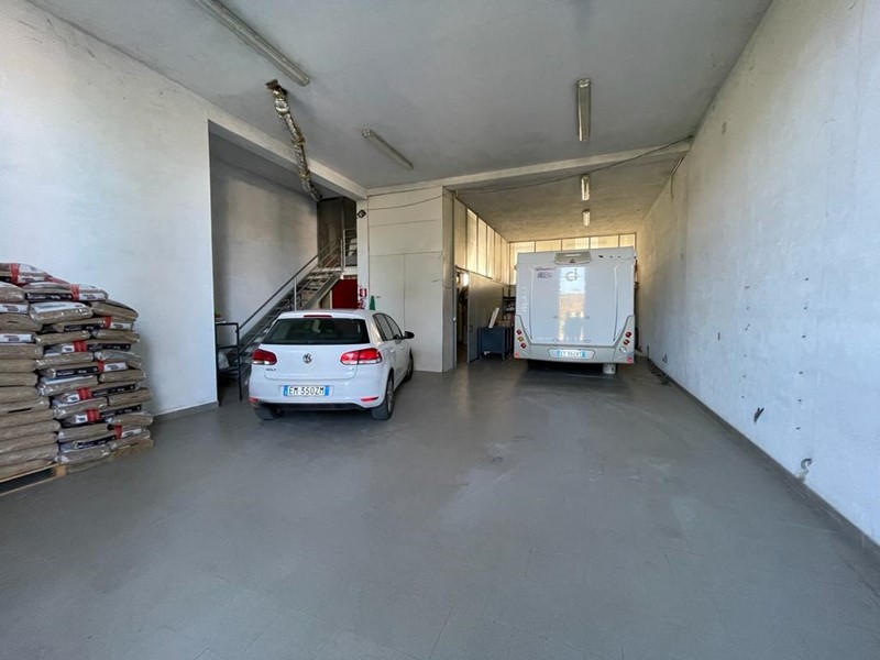Capannone in Vendita a Aulla, 250'000€, 450 m², arredato
