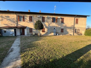 Casale in Vendita a Abbiategrasso, 329'000€, 250 m²
