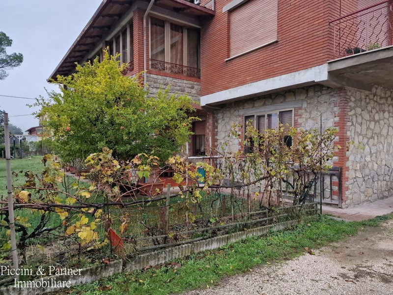 Appartamento in Vendita a Tuoro sul Trasimeno, 90'000€, 123 m²