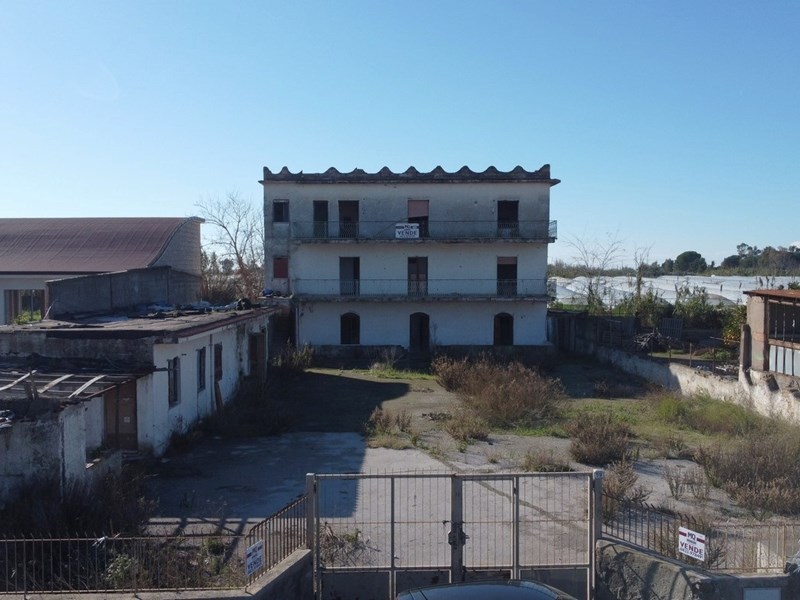 Casa Indipendente in Vendita a Mondragone, zona Via Domitiana, 85'000€, 400 m²