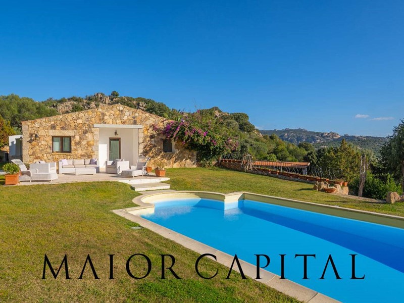 Villa in Vendita a Arzachena, zona La Mendula, 1'500'000€, 280 m²