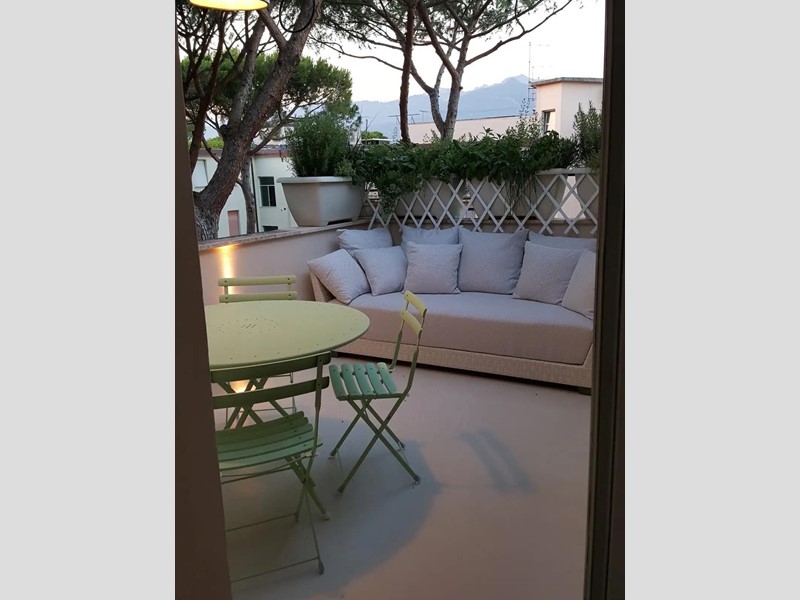 Attico in Affitto a Forte dei Marmi, zona Vittoria Apuana, 1'300€, 78 m², arredato