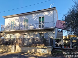 Appartamento in Vendita a Montepulciano, zona Gracciano, 150'000€, 130 m², con Box