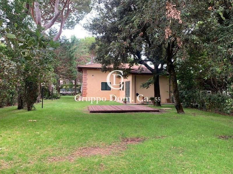 Villa in Vendita a Forte dei Marmi, zona Roma Imperiale, 3'700'000€, 200 m², arredato