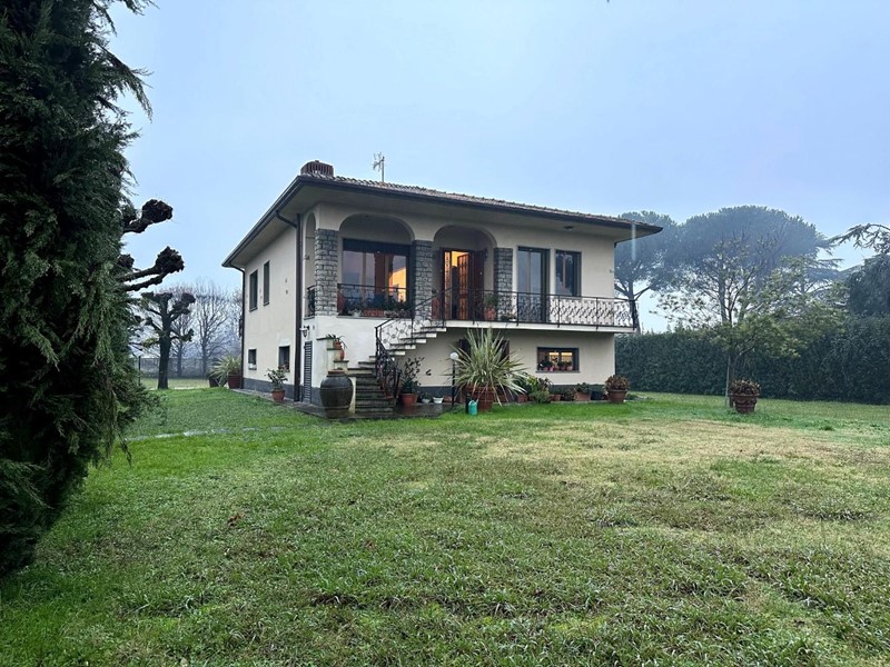 Villa in Vendita a Capannori, zona Lammari, 450'000€, 300 m², arredato, con Box