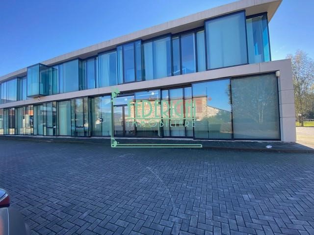 Immobile commerciale in Vendita a Capannori, zona Guamo, 390'000€, 155 m²