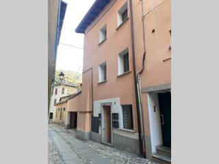 Trilocale in Vendita a Edolo, zona Via Cesare battisti 43 , 65'000€, 65 m², arredato