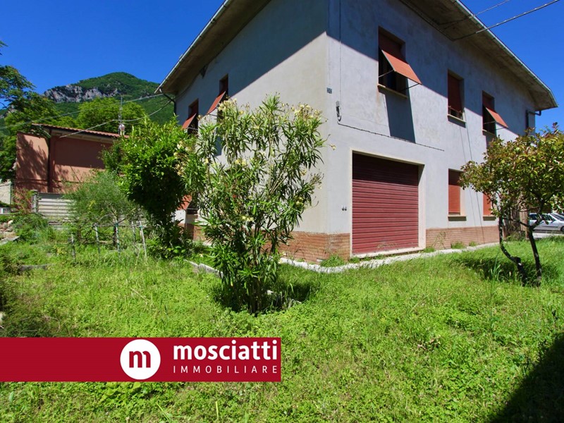 Casa Indipendente in Vendita a Esanatoglia, 160'000€, 131 m²