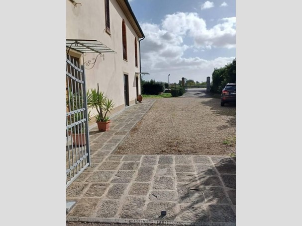 Casale in Vendita a Agliana, 650'000€, 380 m²