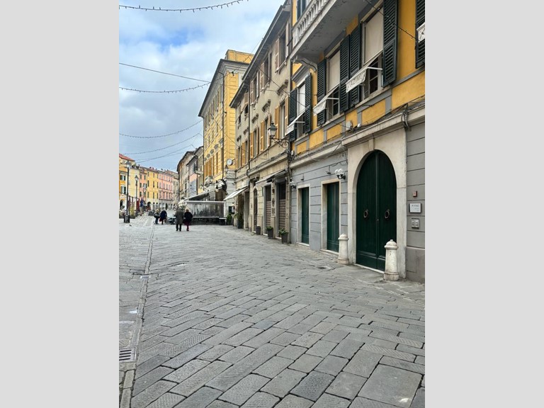 Immobile commerciale in Vendita a Sarzana, 350'000€, 145 m²