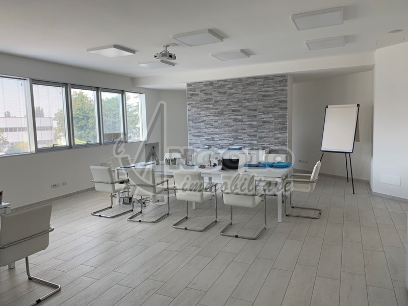 Ufficio in Vendita a Occhiobello, 98'000€, 100 m²