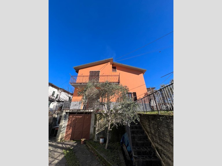 Casa Semi Indipendente in Vendita a Fivizzano, 105'000€, 155 m², con Box