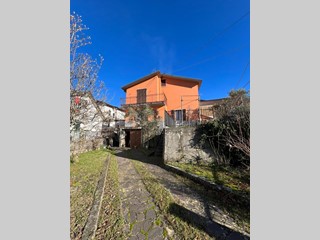 Casa Semi Indipendente in Vendita a Fivizzano, 105'000€, 155 m², con Box