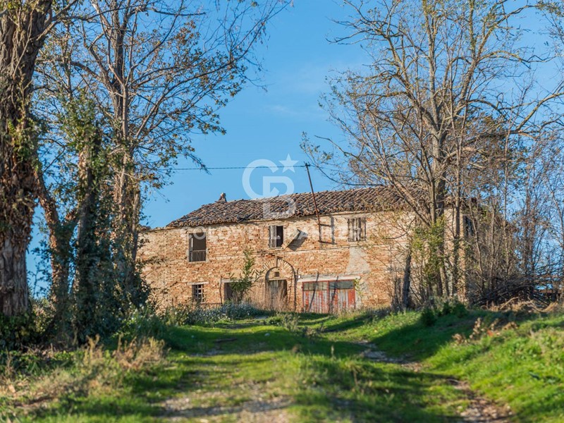 Rustico in Vendita a Mondavio, zona San Michele al Fiume, 85'000€, 230 m²