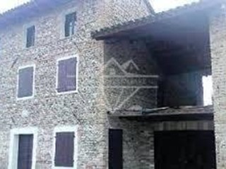 Appartamento in Vendita a Carrara, zona Gragnana, 74'000€, 380 m²