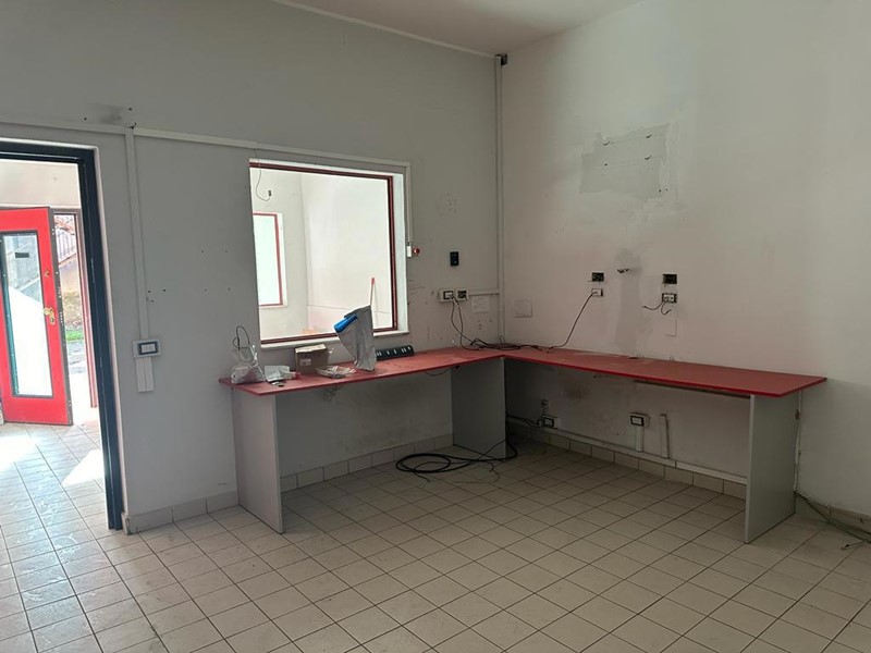 Magazzino in Affitto a San Filippo del Mela, 800€, 197 m²