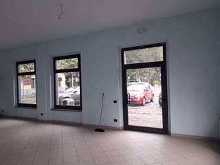 Negozio in Vendita a Cerro Maggiore, 170'000€, 95 m²