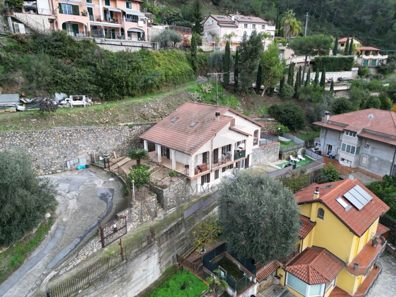 Casa Indipendente in Vendita a Ventimiglia, zona Porra, 690'000€, 290 m²