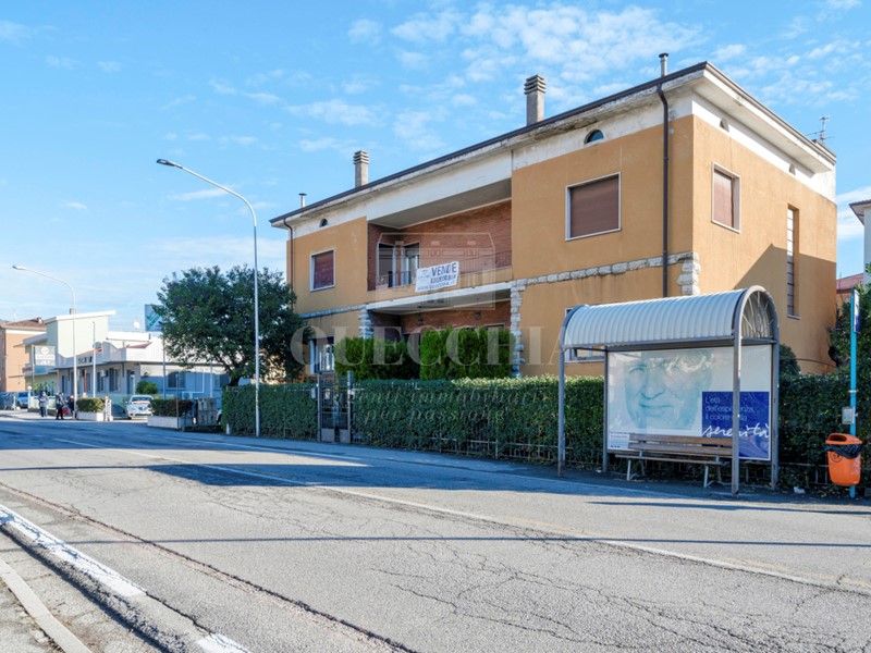 Casa Indipendente in Vendita a Gavardo, 498'000€, 1102 m², con Box