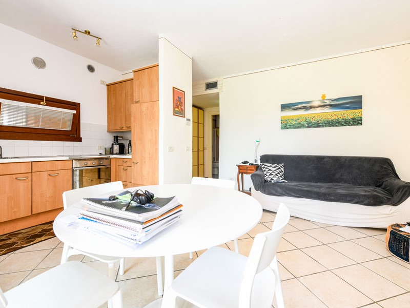 Bilocale in Vendita a Peschiera del Garda, zona San Benedetto di Lugana, 250'000€, 73 m², arredato