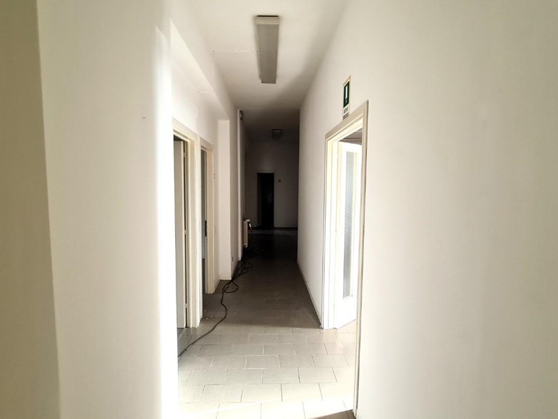 Ufficio in Affitto a San Miniato, 1'600€, 180 m²