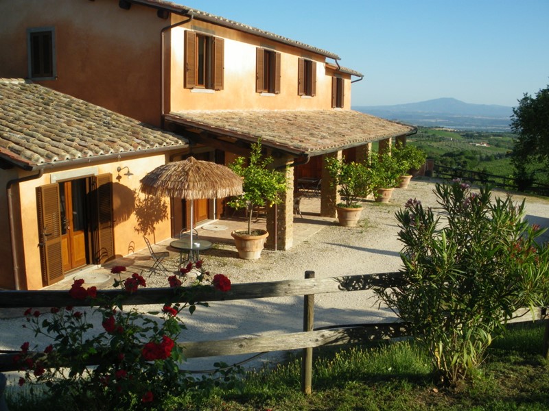 Casa Indipendente in Vendita a Montecchio, 1000 m², con Box