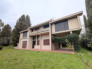 Casa Indipendente in Vendita a Terni, 480'000€, 440 m²
