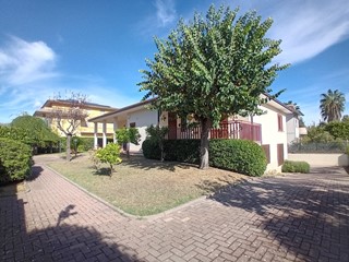 Villa in Vendita a Bolognano, zona Piano D'Orta, 380'000€, 350 m², arredato, con Box