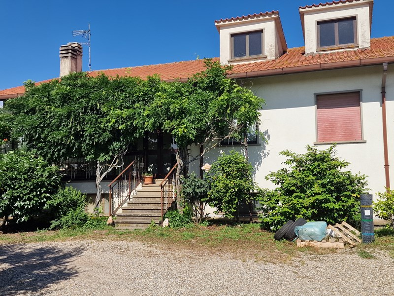 Villa in Vendita a Viterbo, zona Centro , 245'000€, 160 m², con Box