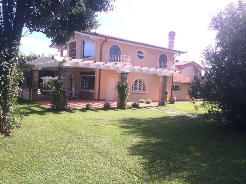 Villa in Affitto a Pietrasanta, 15'000€, 350 m², arredato, con Box