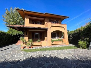 Attico in Affitto a Forte dei Marmi, 2'100€, 115 m², arredato, con Box