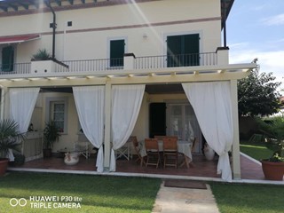 Villa bifamiliare in Affitto a Pietrasanta, 6'000€, 150 m², arredato